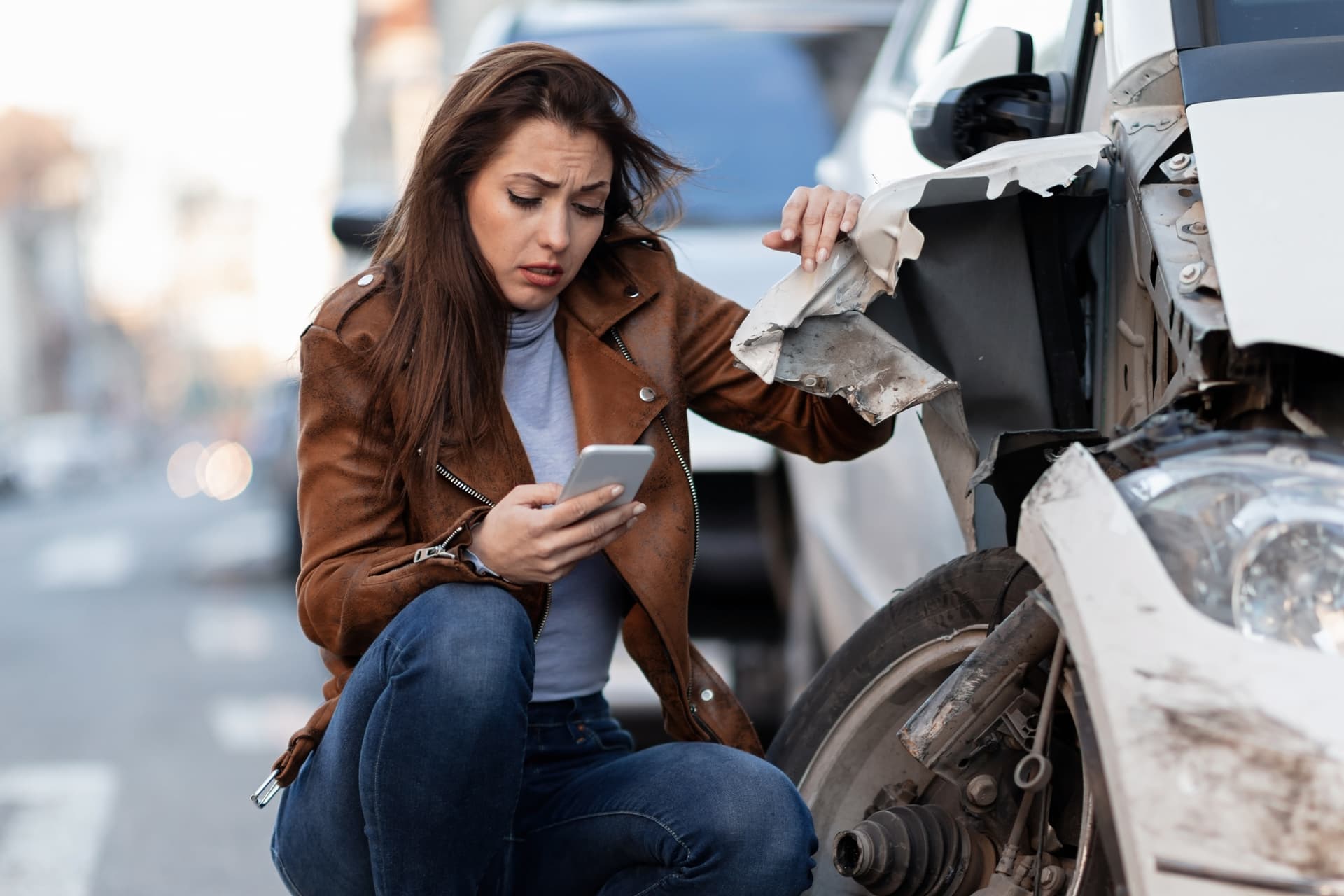 Een auto met schade langs de weg