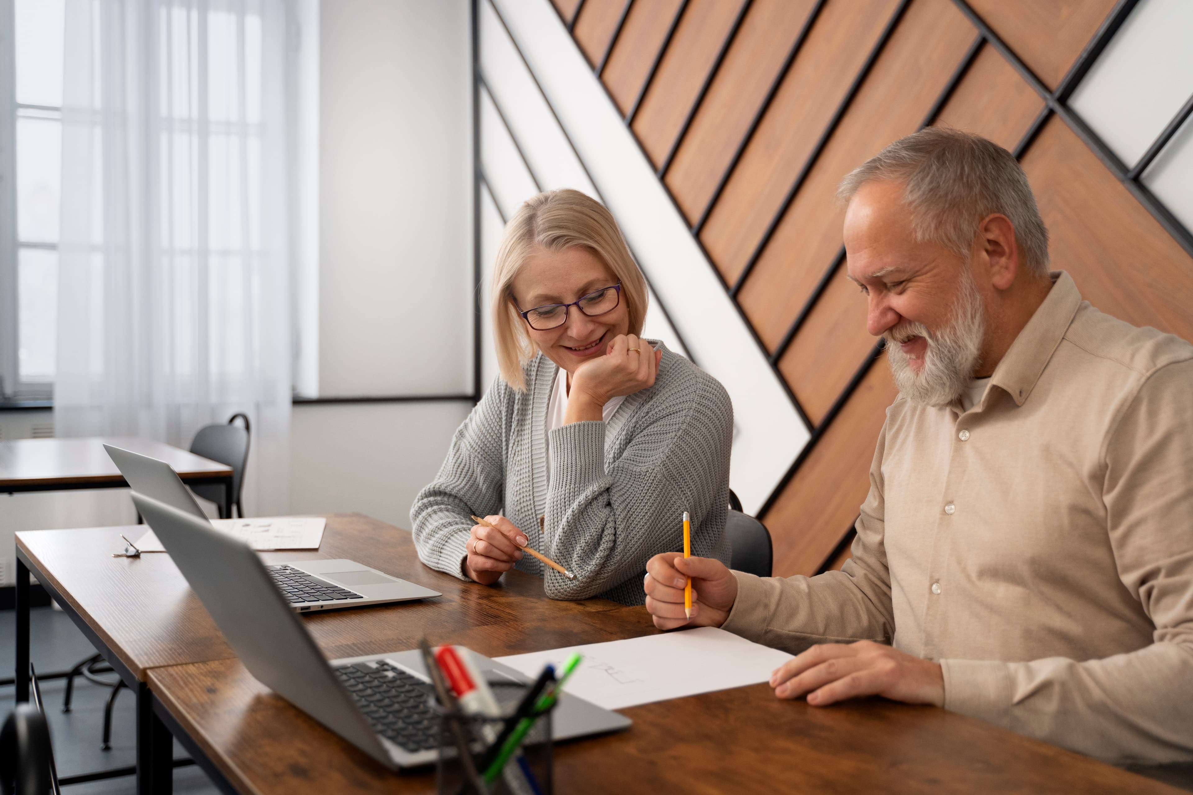 Mensen die financieel advies krijgen met een laptop